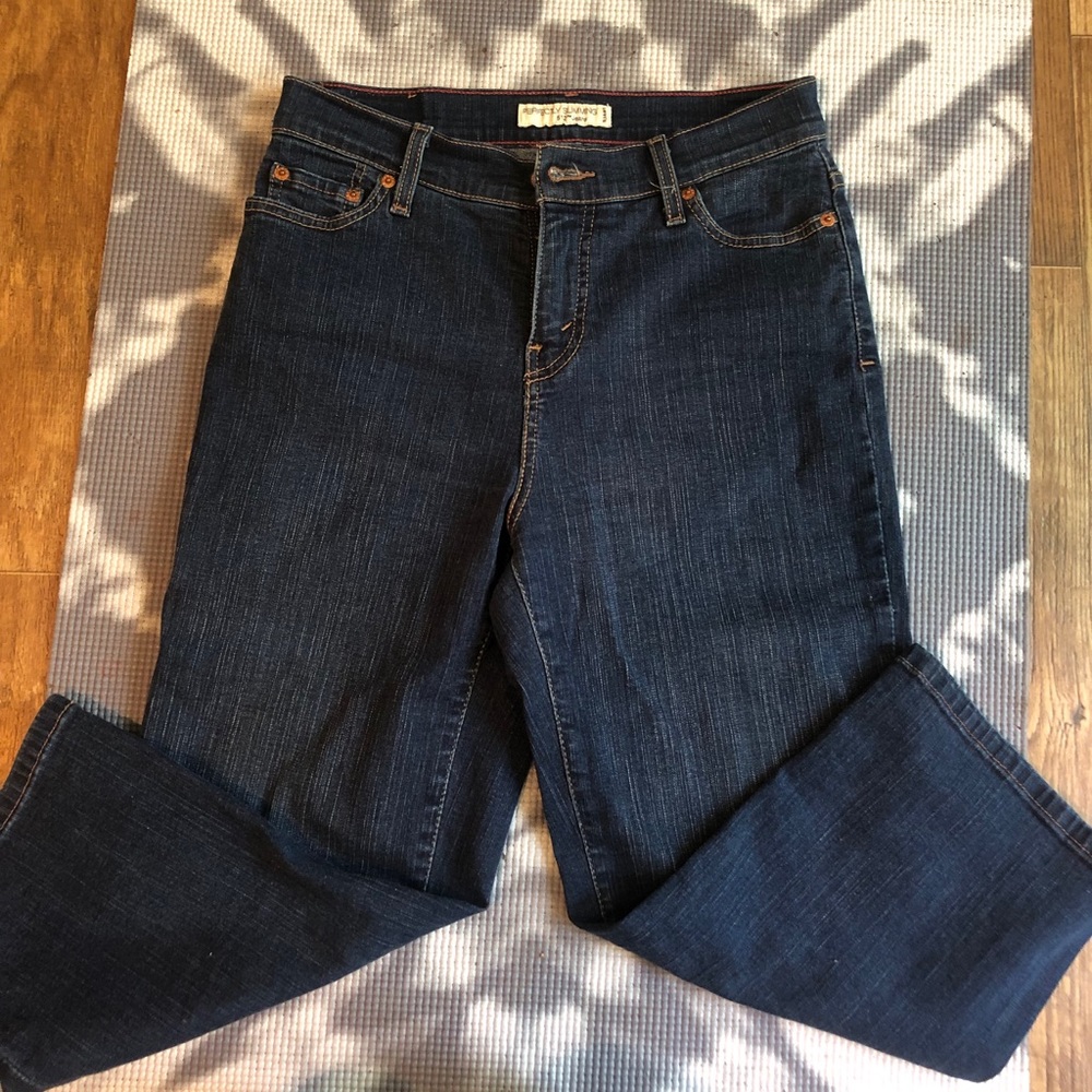 Levi’s perfectly slimming size 6 Capri